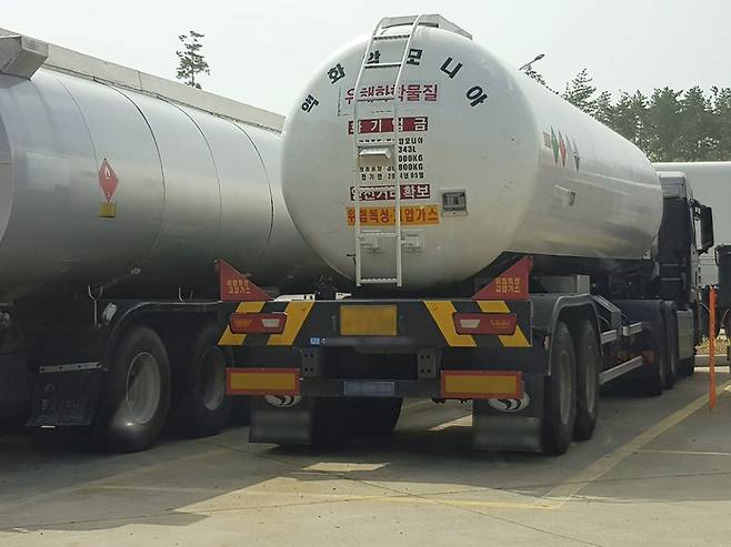 울산 화물차공영차고지에 불법주차해 놓은 화학물질 탱크로리 차랑들 ⓒ시사저널 박치현