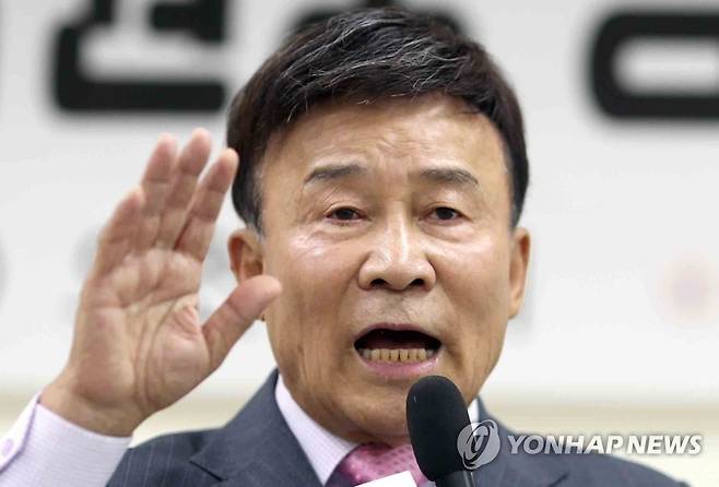 발언하는 김원웅 광복회장 (창원=연합뉴스) 김동민 기자 = 김원웅 광복회장이 18일 경남 창원시 의창구 경남도의회 1층 대회의실에서 열린 초청 강연에서 발언하고 있다. 2020.8.18 image@yna.co.kr