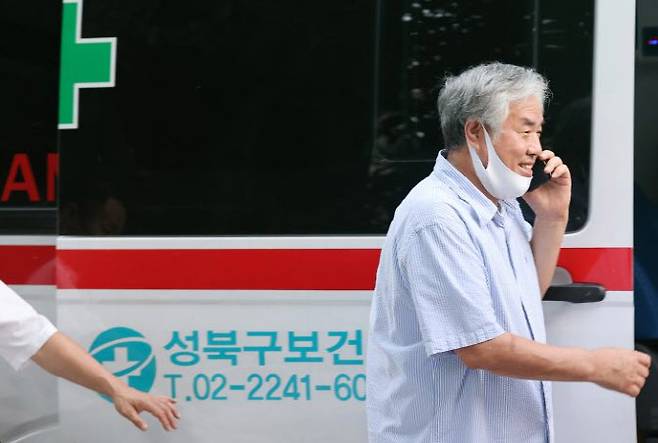신종 코로나바이러스 감염증(코로나19) 확진 판정을 받은 사랑제일교회 전광훈 목사가 17일 오후 서울 성북구 사랑제일교회 사택을 나와 성북보건소 차량에 탑승하기 위해 이동하고 있다. (사진=연합뉴스)