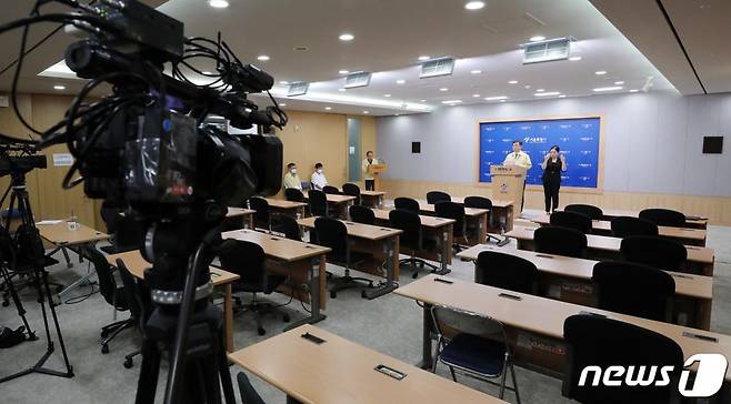 서정협 서울시장 권한대행이 19일 서울시청 브리핑룸에서 온라인으로 코로나19 정례브리핑을 진행하고 있다./사진=뉴스1이날 서 부시장은  “사랑제일교회 관련 진단검사 및 역학조사 과정에서 기피·거짓·불복 등으로 행정력과 예산 낭비를 초래한 부분에 대해선 교회는 물론 개인에 대해서도 구상권을 청구해 강력 대응하겠다”고 밝혔다. 2020.8.19/뉴스1