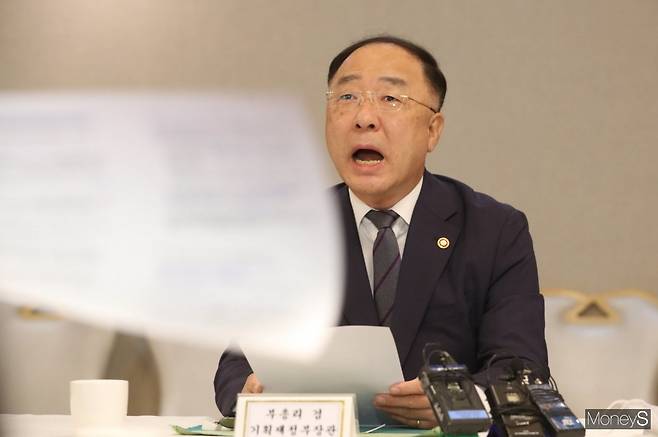 홍남기 부총리가 19일 오전 정부서울청사에서 열린 ‘제3차 부동산시장 점검 관계장관회의’에서 부동산 대책 발표에 따른 시장 동향과 앞으로의 계획 등을 설명했다. /사진=장동규 기자