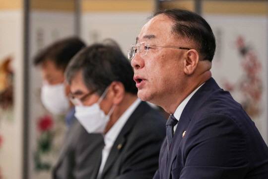 “송구합니다” : 홍남기(오른쪽) 부총리 겸 기획재정부 장관이 19일 정부서울청사에서 열린 ‘제3차 부동산시장 점검 관계장관회의’에 참석해 모두발언에서 “최근 전세 가격 상승이 부담 요인이 되는 점에 대해 송구스럽게 생각한다”고 말했다.  김호웅 기자