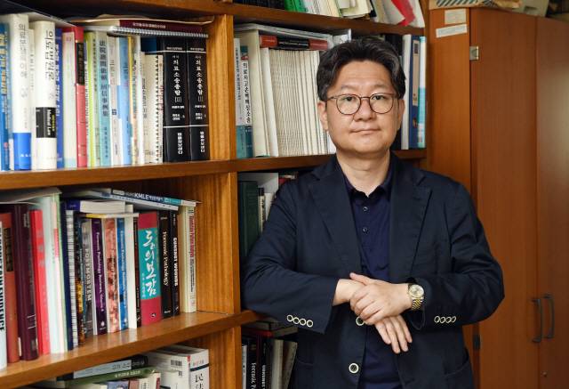 유성호 서울대 법의학교실 교수가 서울대병원 연구관 내 자신의 연구실에서 포즈를 취하고 있다. /권욱기자