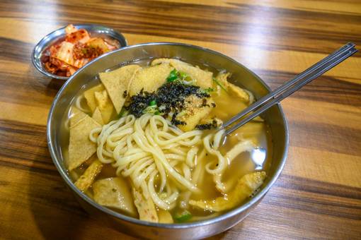 500여m 길이의 길에 200여 점포가 모여있는 유서깊은 전통시장 우림시장, 우림시장의 가성비 맛집 중 하나인 ‘정가네 홍두깨 손칼국수’의 대표메뉴인 어묵칼국수. 사진제공｜서울관광재단