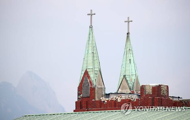 늘어가는 사랑제일교회 확진자 수 (서울=연합뉴스) '사랑제일교회'발 신종 코로나바이러스 감염증(코로나19) 관련 전국 누적 환진 자수가 400명을 넘어선 지난 18일 오전 서울 성북구 사랑제일교회 첨탑 모습. [연합뉴스 자료사진]