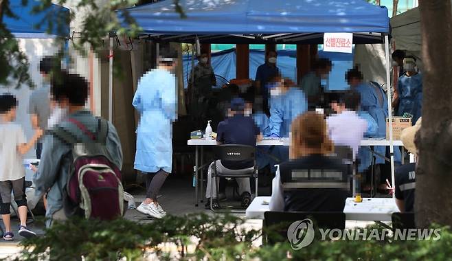 분주한 선별진료소 (서울=연합뉴스) 김도훈 기자 = 19일 오후 서울 노원구 보건소에 마련된 선별진료소가 코로나19 검사를 받으러 온 주민들로 붐비고 있다.  superdoo82@yna.co.kr