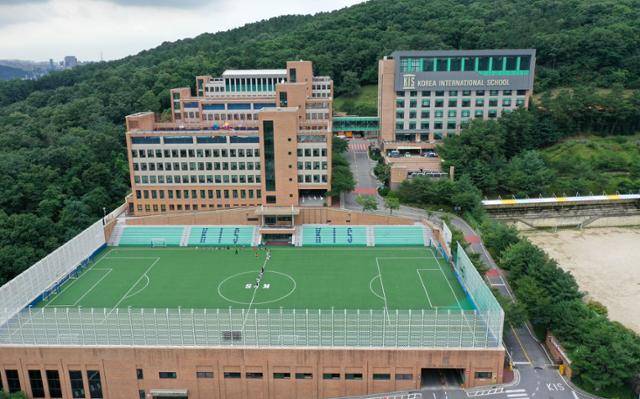 국내 유명 외국인학교 중 한 곳인 경기 성남시 한국외국인학교(KIS) 판교 캠퍼스 전경. 13일 교내 축구장에서 학생들이 수업을 듣고 있다. 서재훈 기자