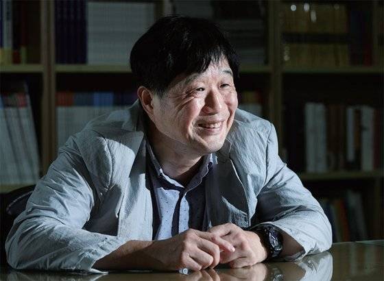 서민 단국대 의대 교수는 ’코로나19 바이러스보다 지지자만 바라보며 증오를 대물림하는 정치가 더 두렵다“고 고백한다.