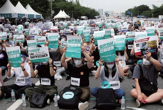 전공의들이 8월 7일 여의도공원에서 의대 정원 확대에 관한 반대 집회를 열었다.