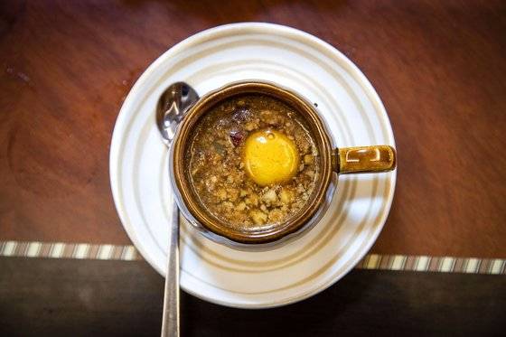 진골목 터줏대감 '미도다방'의 쌍화차. 계란 노른자 동동 뜬 전통 쌍화차다. 장진영 기자