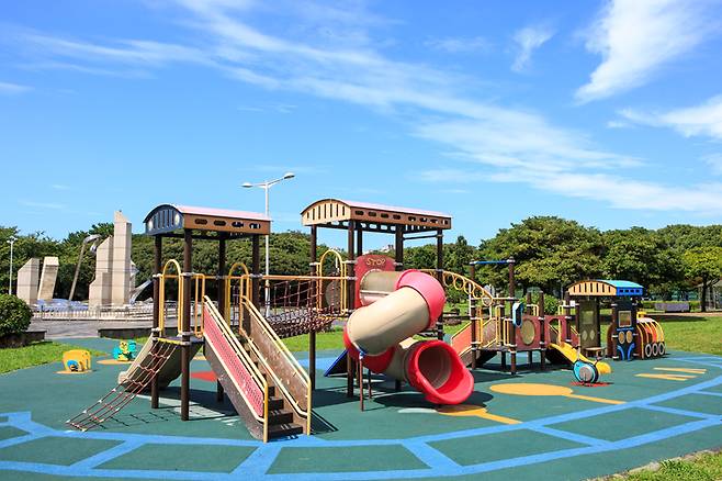 공원 안에 아이들이 놀기 좋은 놀이터가 있다