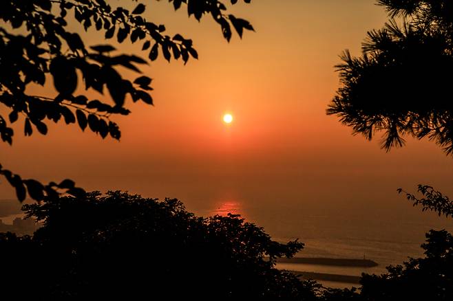 사라봉은 제주시 일몰 명소 가운데 하나다