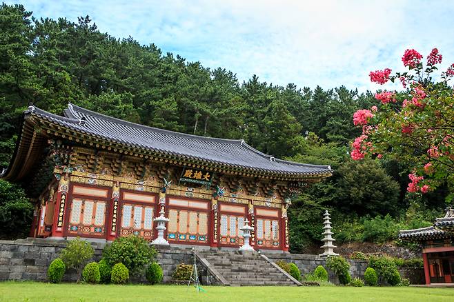 사라봉 기슭 아래 작고 아담한 보림사가 세워져 있다