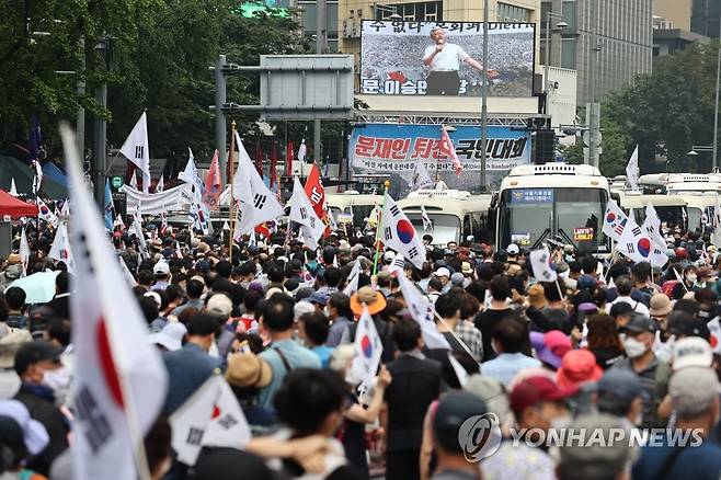집단감염 우려 속 서울 도심 광복절 집회 15일 오후 서울 종로구 동화면세점 앞에서 '문재인 정권 부정부패·추미애 직권남용·민주당 지자체장 성추행 규탄 집회'가 열리고 있다. 서울시의 집회금지명령으로 집회 대부분이 통제됐으나, 전날 법원의 집행정지 결정으로 종로구 동화면세점 앞과 중구 을지로입구역 등 2곳에서는 개최가 가능해지면서 인파가 몰렸다.[연합뉴스 자료사진]