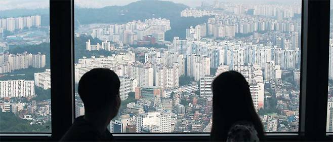 20일 서울 여의도 63빌딩 60층 전시 공간인 ‘63아트’를 찾은 이들이 주변 아파트 단지를 바라보고 있다. 여의도 주변 마포 아파트 단지 중에선 20평형대 전셋값이 7억원을 넘는 곳들이 잇따라 나오고 있다. 정부가 지난달 말 전·월세 상한제, 계약갱신청구권제를 담은 주택임대차법을 시행한 후 서울에선 매물이 사라지고 가격이 급등하는 ‘전세 대란’이 현실화하고 있는 것이다. /김연정 객원기자