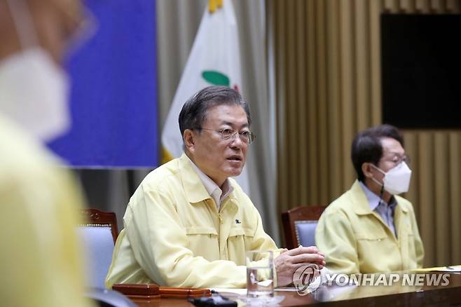 문 대통령, '코로나19 서울시 방역 강화 긴급점검' (서울=연합뉴스) 이진욱 기자 = 문재인 대통령이 21일 서울 중구 서울시청에서 열린 '신종 코로나바이러스 감염증(코로나19) 서울시 방역 강화 긴급점검'에 참석, 발언하고 있다. cityboy@yna.co.kr