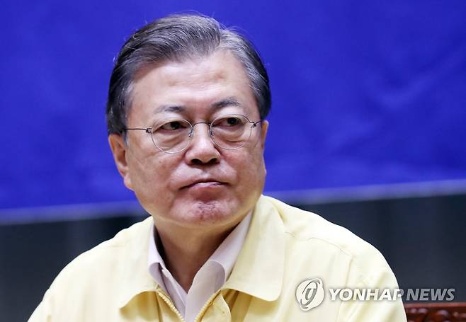 굳은 표정의 문 대통령 (서울=연합뉴스) 이진욱 기자 = 문재인 대통령이 21일 서울 중구 서울시청에서 열린 '신종 코로나바이러스 감염증(코로나19) 서울시 방역 강화 긴급점검'에 참석, 굳은 표정을 하고 있다. cityboy@yna.co.kr