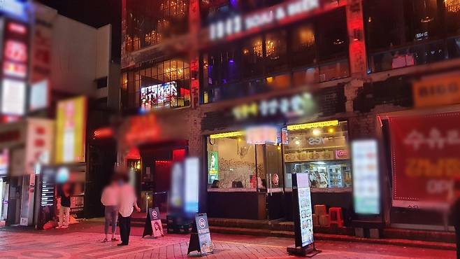 금요일 밤에도 텅텅 빈 강남 (서울=연합뉴스) 윤우성 기자 = 21일 오후 서울 서초구 강남역 인근 유흥가에 인적이 드물다.       정부는 지난 18일 유흥주점, 헌팅포차 등 12가지 고위험시설에 대해 집합금지 명령을 내렸다. 2020.8.21 653@yna.co.kr