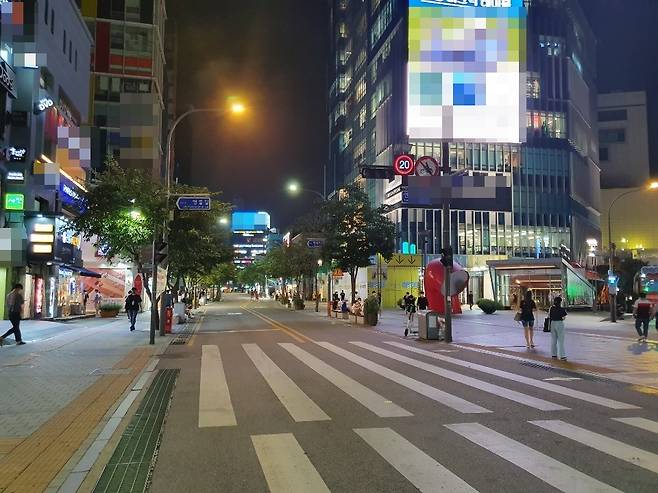 새벽 4시? 아닙니다, 금요일 밤 9시 신촌입니다 (서울=연합뉴스) 김치연 기자 = 21일 오후 9시께 서울 서대문구 신촌역 인근 거리가 텅 비어 있다. 2020.8.21 chic@yna.co.kr