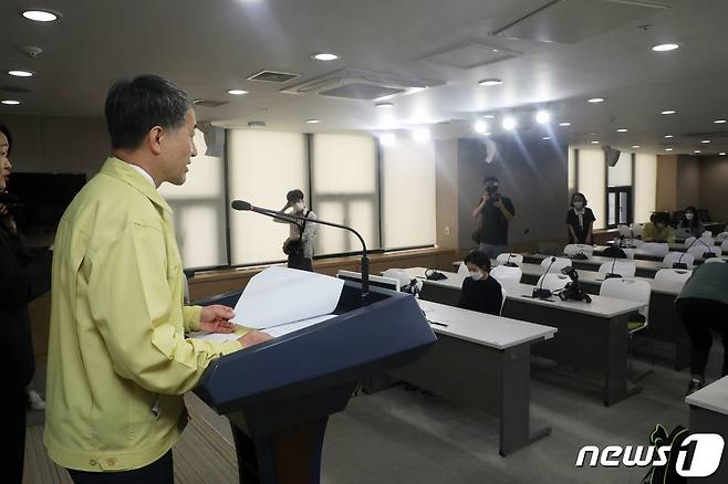 박능후 보건복지부 장관이 22일 오전 서울 종로구 정부서울청사에서 '신종 코로나바이러스 감염증(코로나19) 위기 및 의사단체 집단휴진 관련 대국민 담화문'을 발표하고 있다. 2020.8.22/뉴스1 © News1 황기선 기자