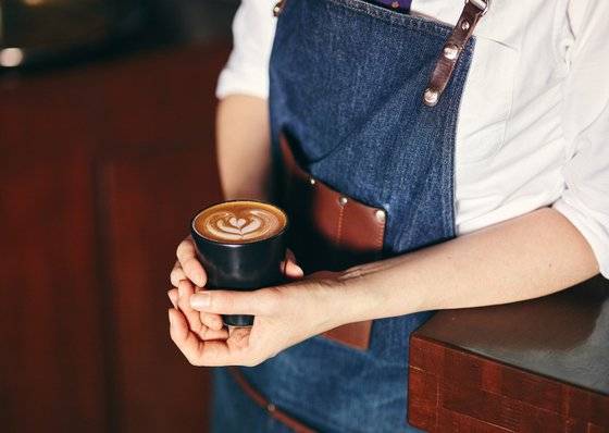 헬카페는 업계를 불문하고 다양한 브랜드와 협업해 굿즈를 만든다. 사진은 조상권도자문화재단과 협업해 만든 라떼 잔. [사진 헬카페]