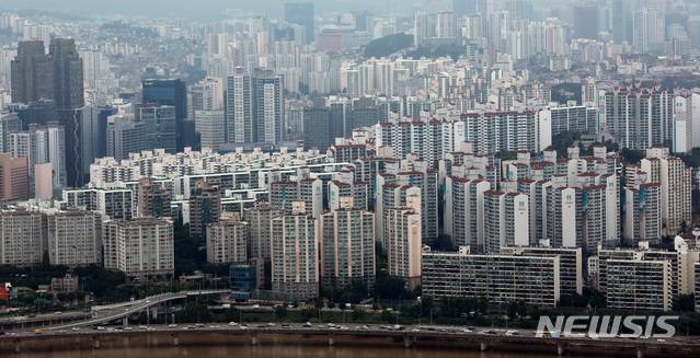 [서울=뉴시스] 이영환 기자 = 서울 영등포구 63아트에서 바라본 서울시내 아파트. 2020.08.12. 20hwan@newsis.com