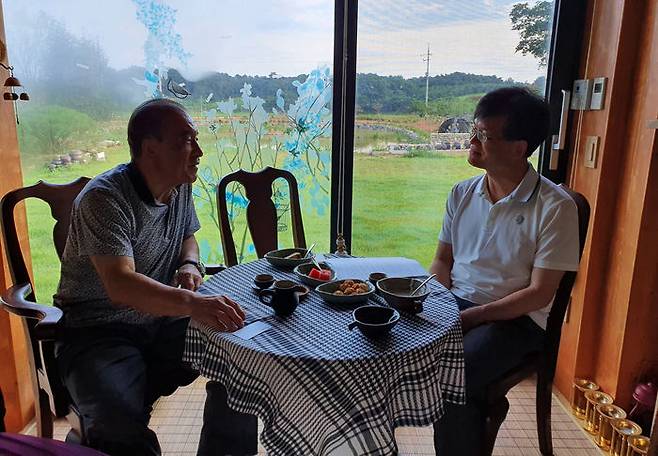 필자와 대화를 나누고 있는 이홍훈 전 대법관(왼쪽).