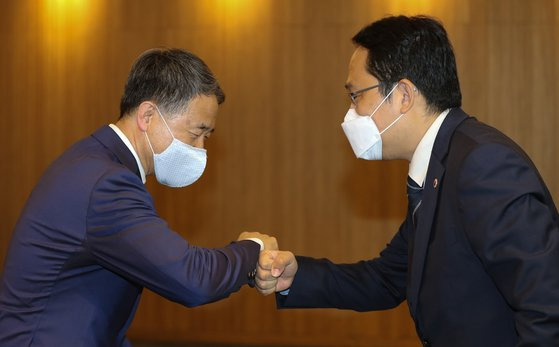 지난 19일 오후 서울 중구 코리아나호텔에서 열린 보건복지부-대한의사협회 긴급 간담회에서 박능후 보건복지부 장관(왼쪽)이 최대집 대한의사협회장과 주먹인사를 하고 있다. 사진공동취재단