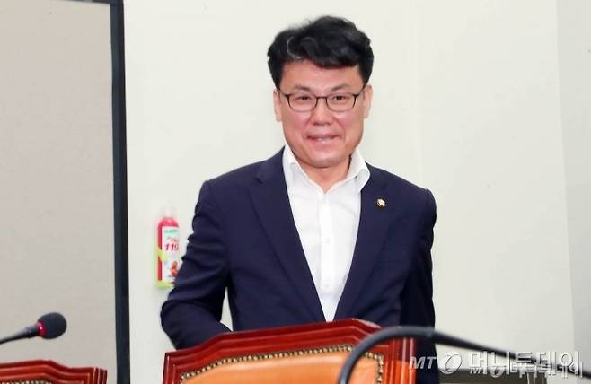 진성준 더불어민주당 의원이 17일 서울 여의도 국회에서 열린 더불어민주당 최고위원회의에 참석하고 있다. 2020.07.17./사진=뉴시스