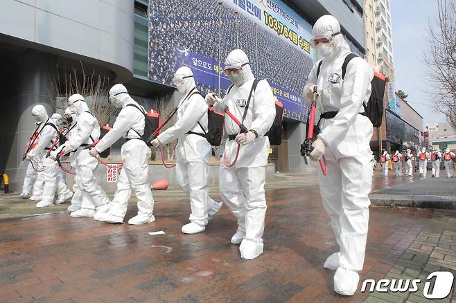 육군 2작전사령부 장병들이 1일 대구시 대명동 신천지 교회 앞에서 코로나19 확산 방역 작전을 펼치고 있다.(육군2작전사령부제공)2020.3.1/뉴스1 © News1 공정식 기자