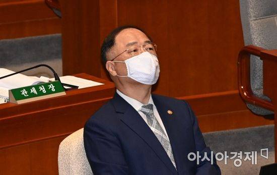 홍남기 경제부총리가 24일 국회에서 열린 예결위 전체회의에 출석, 생각에 잠겨 있다./윤동주 기자 doso7@