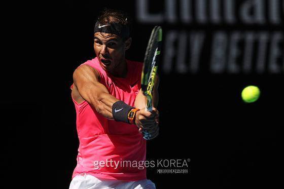 헤어 밴드를 착용하고 경기를 하고 있는 라파엘 나달.