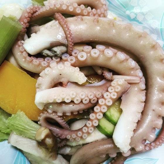 해삼, 멍게, 개불, 전복, 굴, 조개, 낙지 등 여러 해산물은 고급 단백질원이다. 이 모든 음식은 동의보감에도 효능과 함께 잘 설명되어 한약재의 재료로 쓰이기도 한다. [사진 박용환]