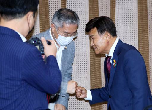 김원웅 광복회장(오른쪽)이 24일 국회 소통관에서 기자회견을 마친 뒤 최강욱 열린민주당 의원과 인사하고 있다. 연합뉴스