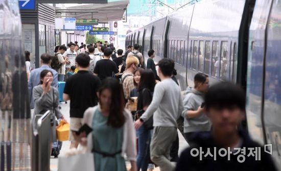 지난해 추석 연휴 첫 날인 9월12일 서울역 승강장에서 귀성객들이 하행선 열차에 오르고 있다./김현민 기자 kimhyun81@