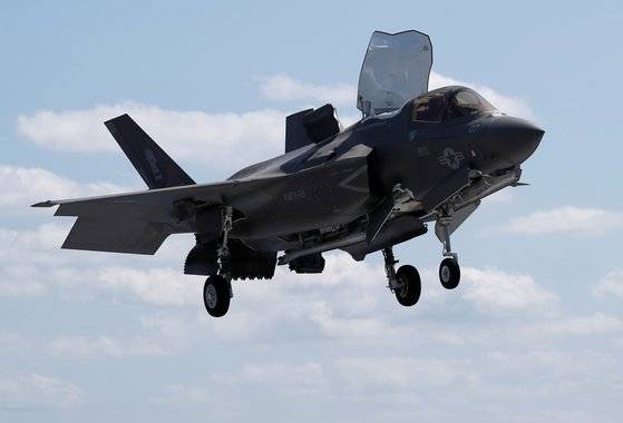 미국 해병대의 F-35B 스텔스 전투기가 미 해군 와스프 상륙강습함에 수직 착륙하고 있다. F-35B는 수직 이착륙 시 강한 열을 내뿜기 때문에 특수한 항모 갑판이 필요하다. 우리 군이 추진하는 경항공모함 설계에 F-35B의 구체적인 정보가 필요한 이유다. [로이터=연합뉴스]