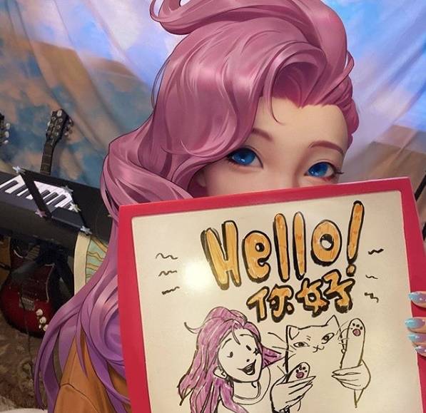 ▲ 중국어로 '안녕' 이라고 쓰인 팻말을 들고 있는 세라핀. 사진=세라핀 인스타그램 @seradotwav