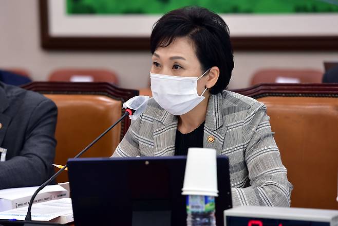 정부가 신설을 검토하고 있는 부동산 감독기구를 두고 또 다시 정부 부처 간 엇박자를 보이면서 시장의 혼란이 가중되고 있다. 사진은 김현미 국토교통부 장관이 25일 국회에서 열린 국토교통위원회 전체회의에서 답변하는 모습. [연합]