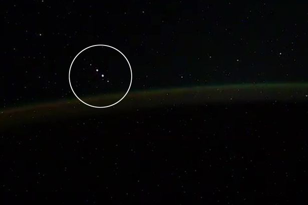 국제우주정거장서 포착한 신비한 불빛…정체는 스타링크? UFO?
