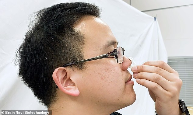 코로나19 바이러스 검체를 채취하기 위한 검사를 받는 사람은 자기 코에 클립을 끼워야 한다.(사진=브레인 내비 바이오테크놀로지)