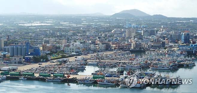 태풍 '바비' 북상에 한림항 '긴장' (제주=연합뉴스) 박지호 기자 = 제8호 태풍 '바비'가 한반도를 향해 북상하는 가운데 25일 오전 제주시 한림항에 긴장감이 고조되고 있다. 2020.8.25 jihopark@yna.co.kr