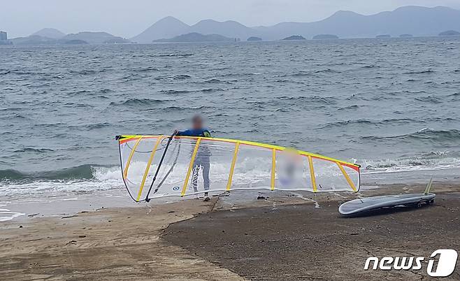 여수해양경찰서는 26일 태풍주의보가 발령된 전남 여수 해상에서 윈드서핑을 즐긴 50대를 적발했다고 밝혔다.(여수해경 제공)2020.8.26/뉴스1 © News1