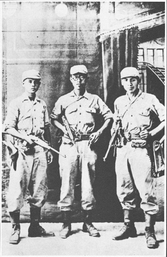 1945년 8월 당시 광복군으로 활동한 노능서, 김준엽, 장준하(왼쪽부터)는 모두 학병 출신으로 징집된 뒤 탈출했다. 고려대학교 9대 총장을 지낸 김준엽은 일본 게이오(慶應) 대학 재학 중 학병으로 강제 징집됐지만 탈출한 뒤 광복군에 합류했다. 건국훈장 애족장을 받은 노능서(왼쪽)는 광복 직전 한국에 잠입해 활동했다. [중앙포토]