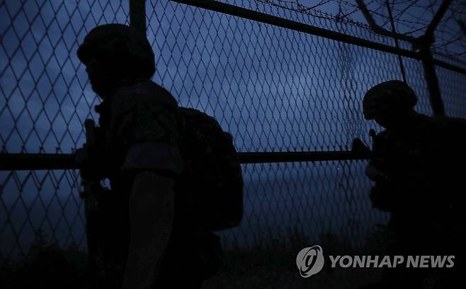 철책을 따라 [연합뉴스 자료사진]