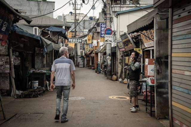 을지로3가역 대로변에서 양념갈비로 이름난 노포 '조선옥'이 있는 골목으로 접어들면 마치 시간을 거꾸로 돌린듯한 풍경과 마주친다. 이곳 세운 3구역은 정밀가공, 금속시보리, 주물 등 '제조업' 공장들이 모여있는 도심 한복판의 산업단지다.