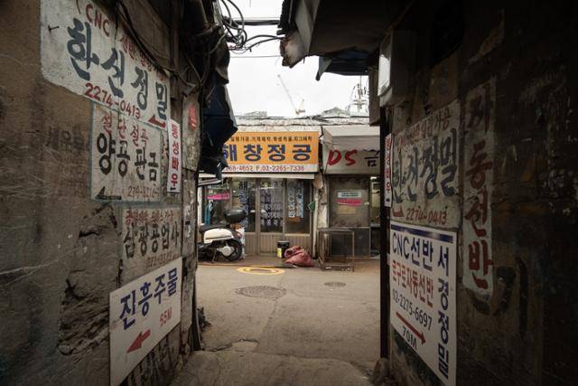 일견 '낙후 지역'처럼 보이는 이곳은, 사실 서울에서 가장 '치열한' 생산활동이 벌어지는 현장이다. 허름한 슬레이트 지붕 아래에선 나이 지긋한 장인들이 청년들 못지 않은 열정으로 자신의 일을 대한다.