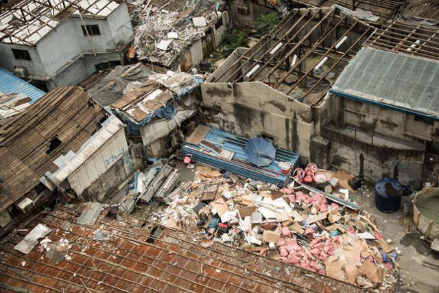 철거가 시작된 세운 3-7구역의 모습. 관리처분 인가가 나지 않은 상황이라, 원칙상 철거를 시작해선 안되지만 시공사는 '뼈대를 아직 안 부쉈으니, 정식 철거가 아니다'라는 궁색한 변명으로 맞서고 있다. 매일 유리창이 깨지고 건물이 부서지는 소리를 듣는 인근의 상인들은 불안감에 떨 수밖에 없다.