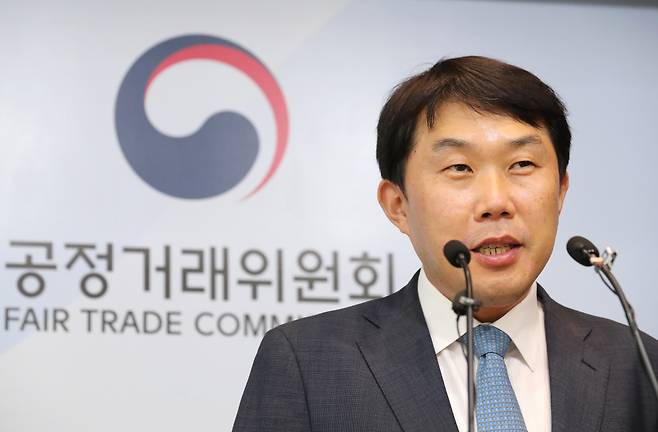Chung Jin-wook, director of the Fair Trade Commission’s business group bureau, briefs on unfair business practice of Kumho Asiana affiliates at the Sejong Government Complex on Thursday. (Yonhap)