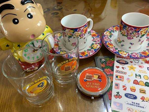 꽃무늬 찻잔을 비롯한 뉴트로 소품. A씨 제공