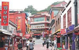 붉은 간판을 내건 중국집들이 즐비한 인천 차이나타운. 유사(類似) 해외여행의 기분을 느낄 수 있는 곳이다.